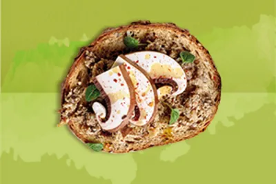 Kichererbsenbrot belegt mit Pilzen und Kräutern